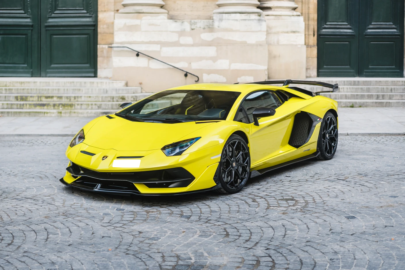 Louez une Lamborghini Aventador SVJ à Genève – Supercar exclusive et puissante