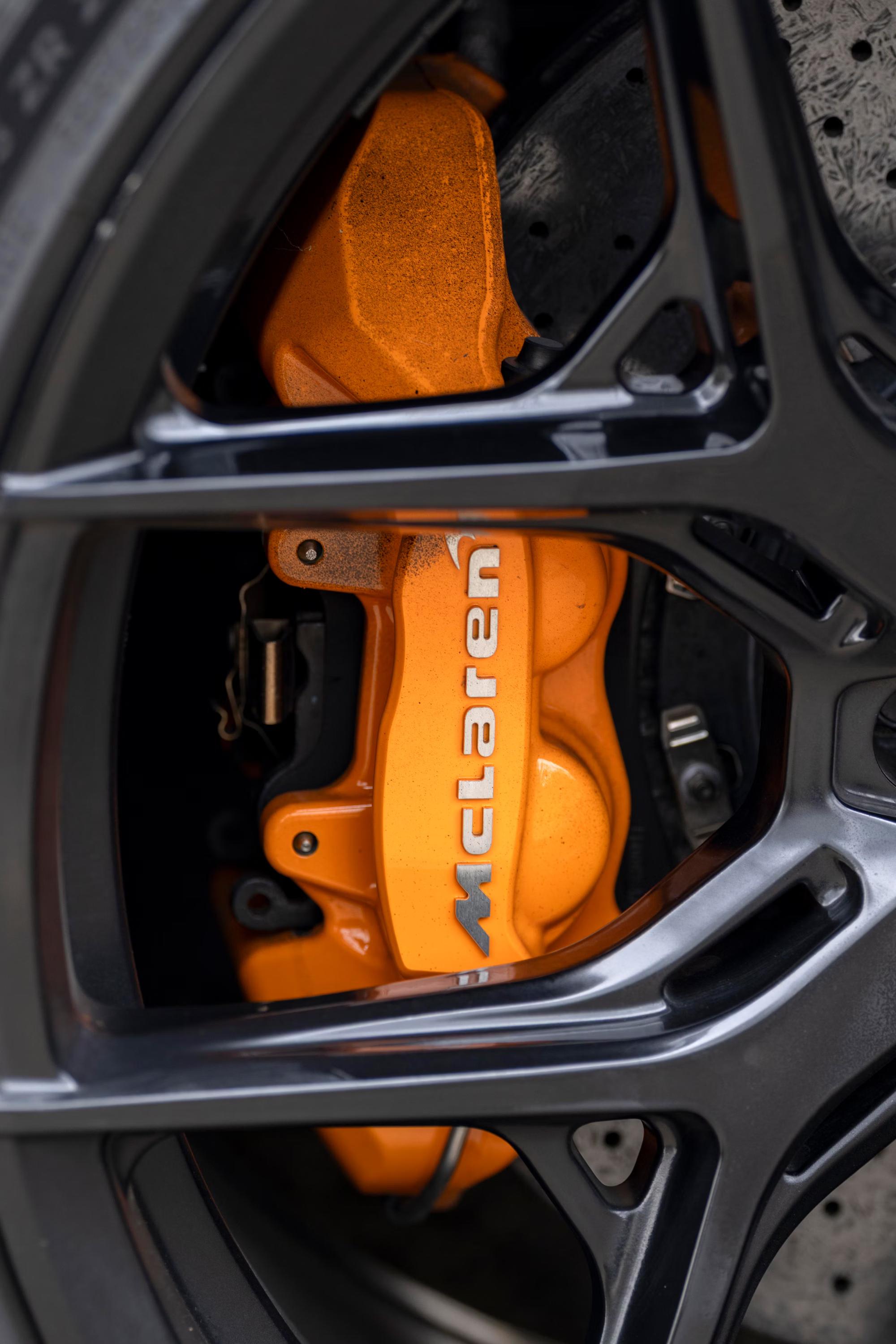 Road trip grisant en McLaren 720S dans les Alpes suisses