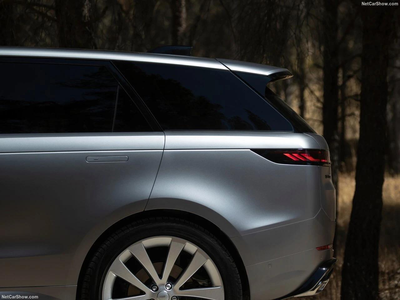 Range Rover Sport P460e – Des jantes en alliage 22 pouces haute précision