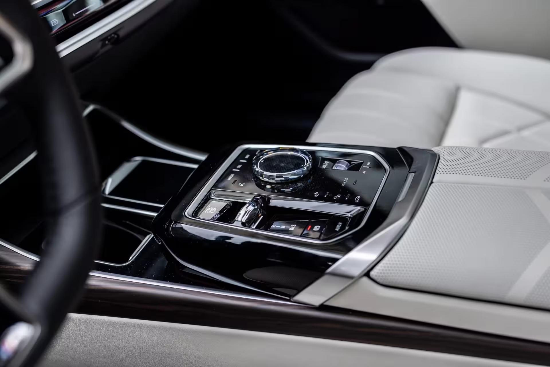 Location BMW 750 Le xDrive en Suisse avec Astral Motorclub