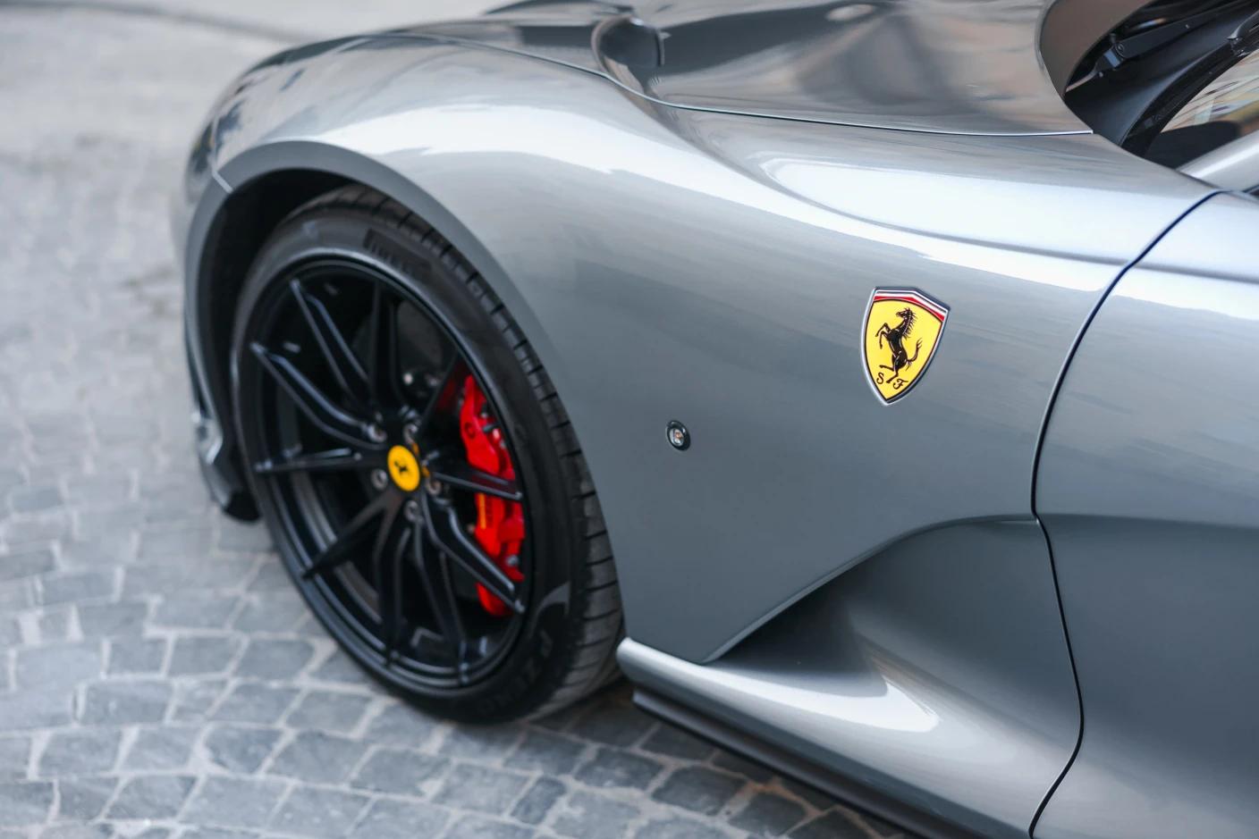 Location Ferrari 812 en Suisse pour une expérience de conduite inoubliable