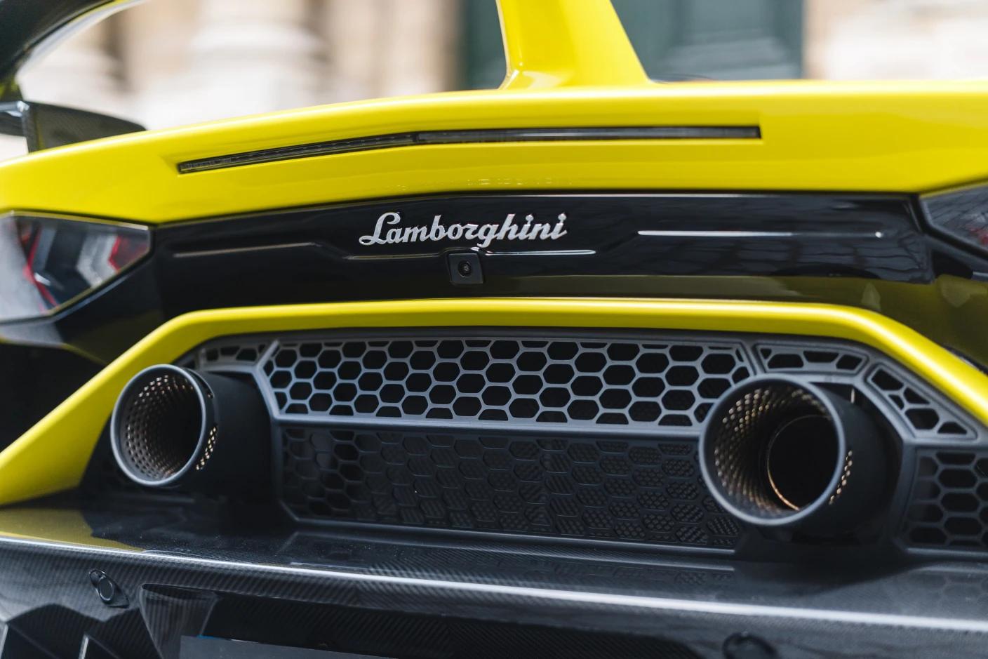 Lamborghini Aventador SVJ – Échappement Haute Position Allégé pour Une Sonorité et un Gain de Masse