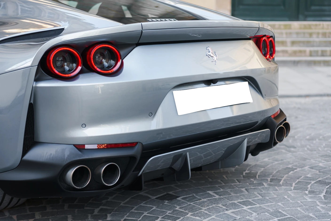 Ferrari 812 Superfast – Un Système d’Échappement Redessiné pour une Sonorité Unique
