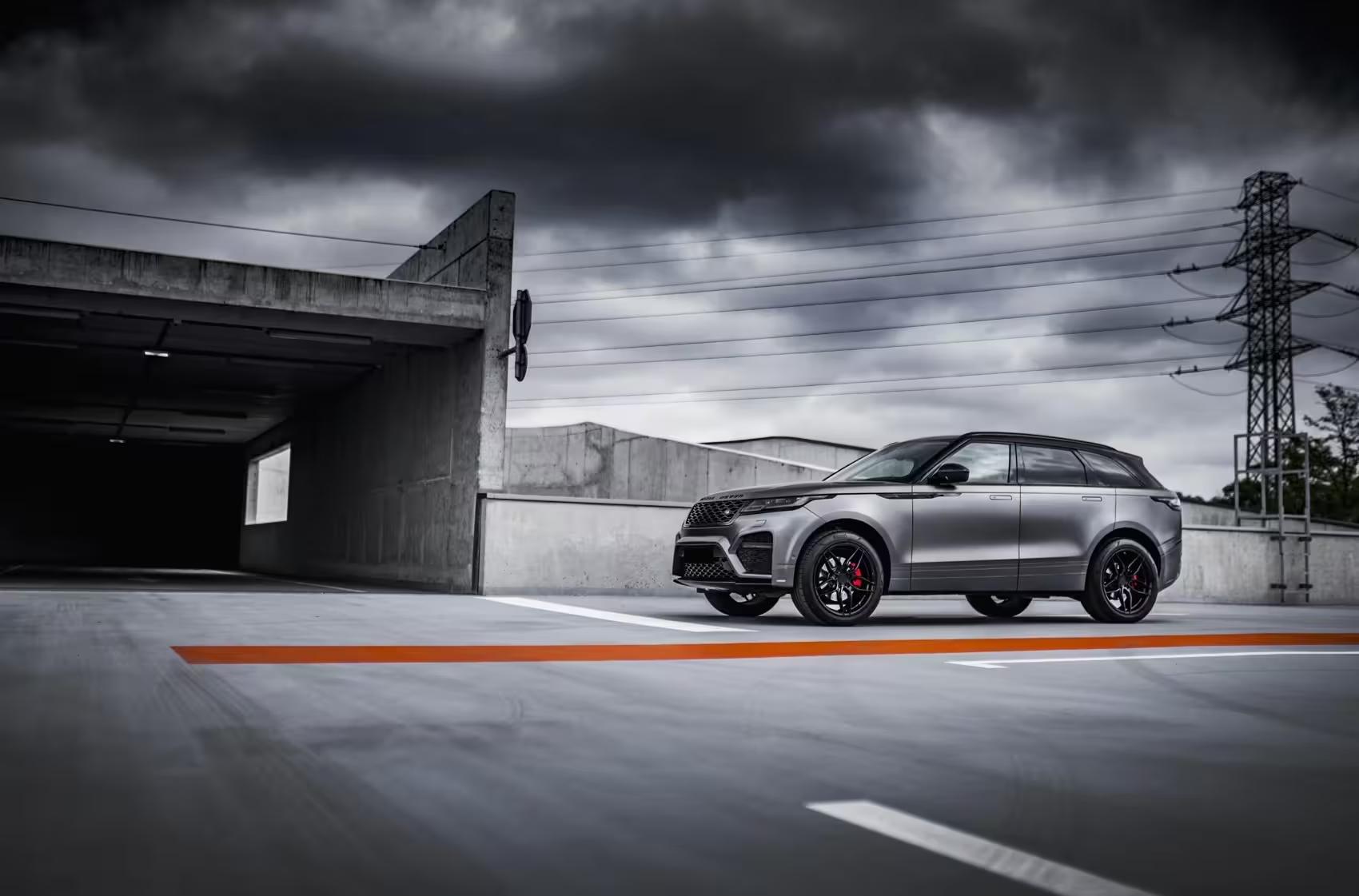 Le Range Rover Velar associe performance et élégance, disponible en location en Suisse.
