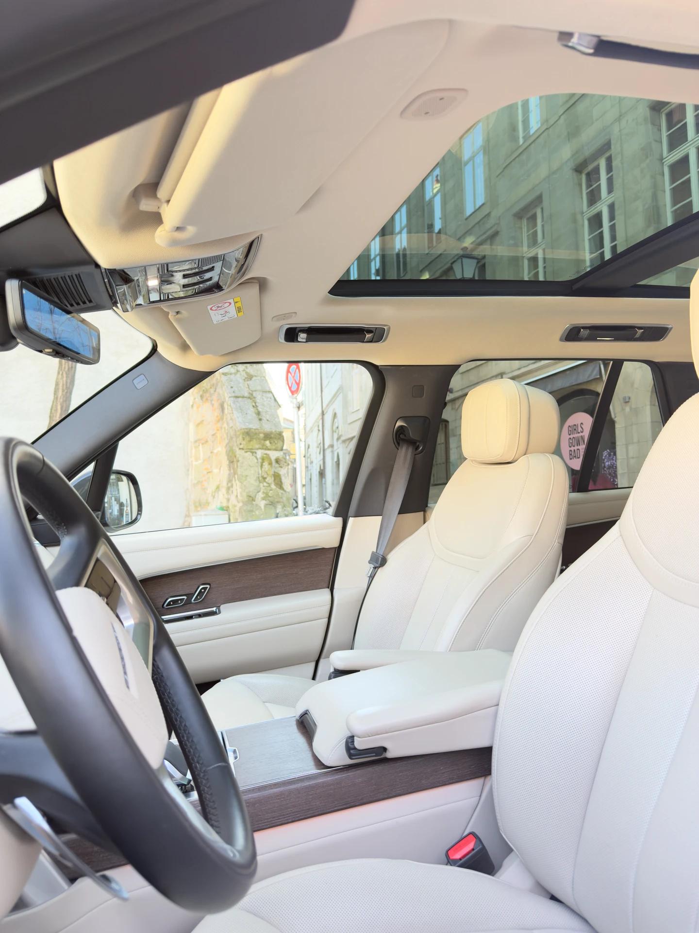 Un SUV tout-terrain de luxe prêt à affronter toutes les routes suisses : le Range Rover SE.