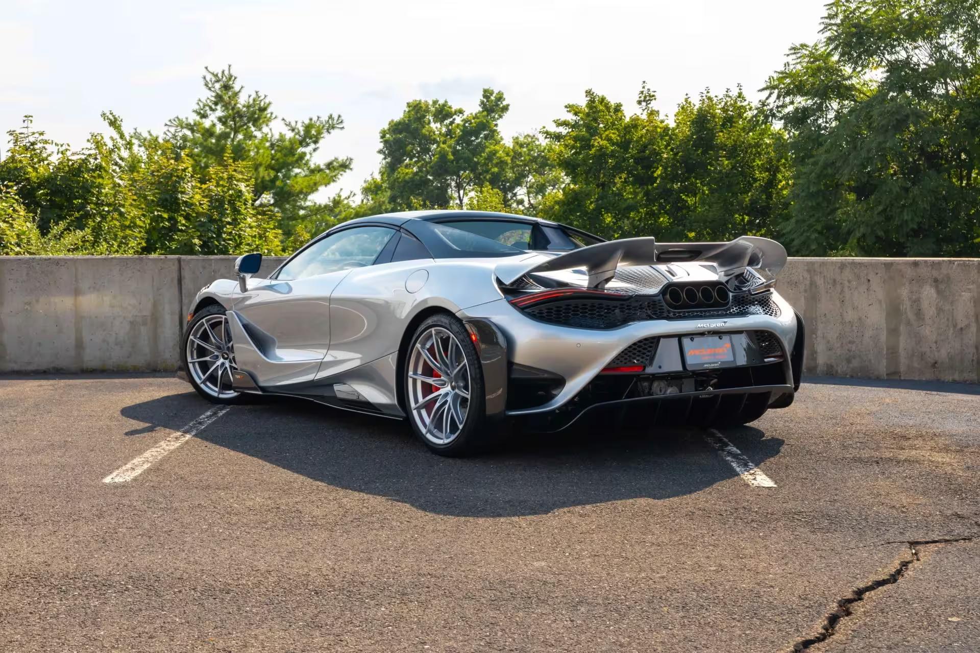 McLaren 765 LT Spider, une voiture de luxe au design et aux performances incomparables en Suisse.