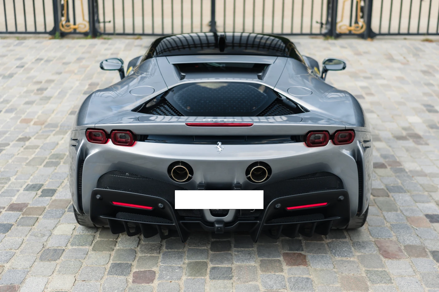 Louez une Ferrari SF90 - Le parfait équilibre entre luxe et sportivité