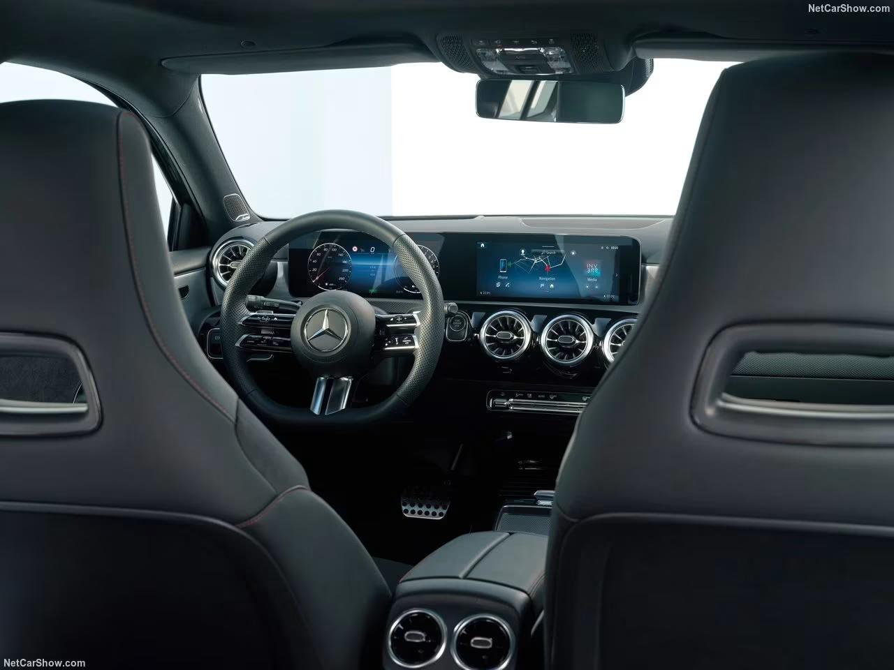 Mercedes-Benz A220 – Technologie MBUX Avancée