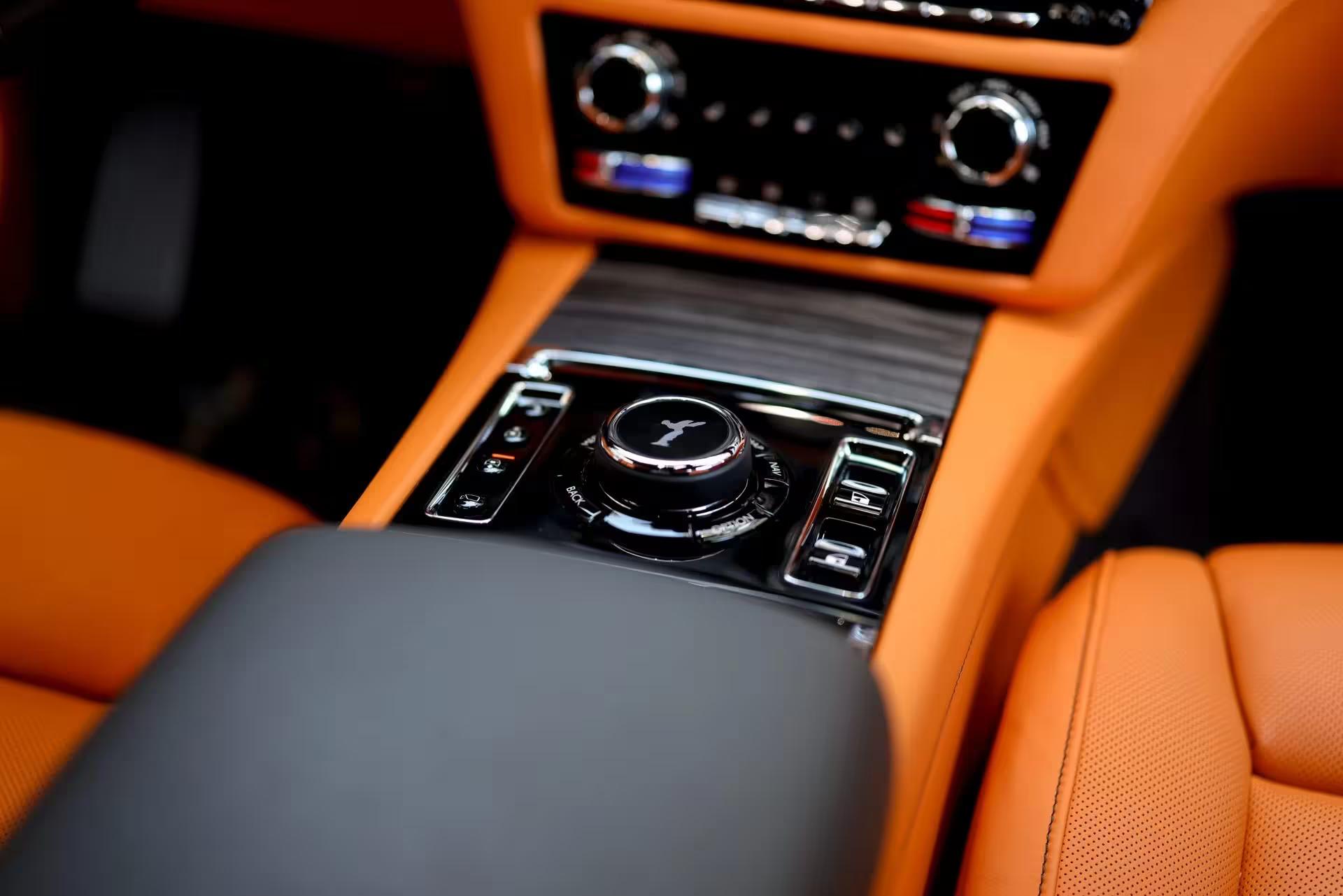 Réalisez un shooting photo exclusif avec une Rolls-Royce Ghost en location
