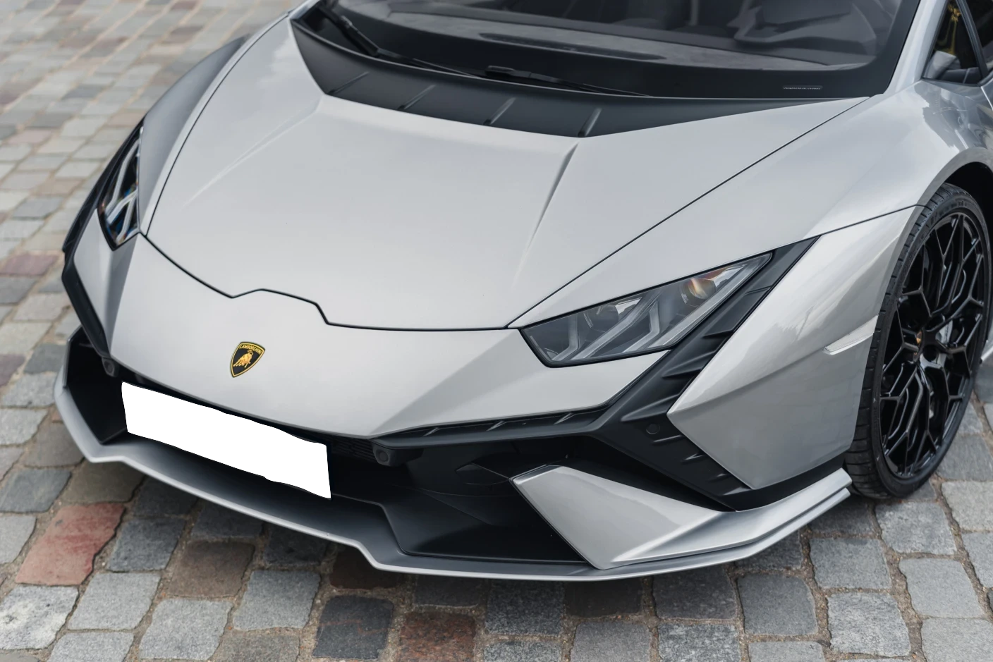 Louez la Lamborghini Huracán Tecnica à Genève pour des sensations fortes et une conduite unique.