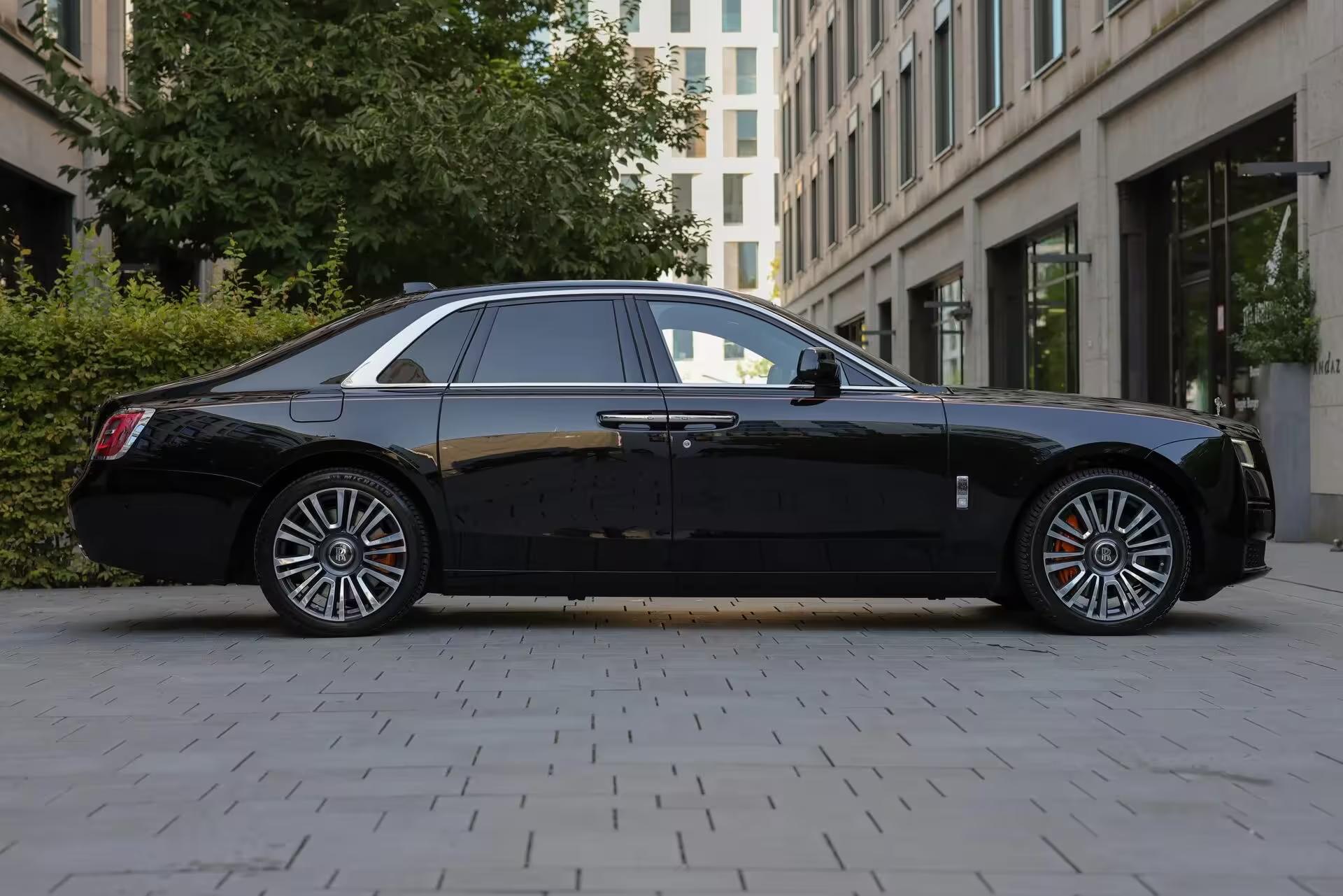 Rendez votre mariage inoubliable avec une Rolls-Royce Ghost de location
