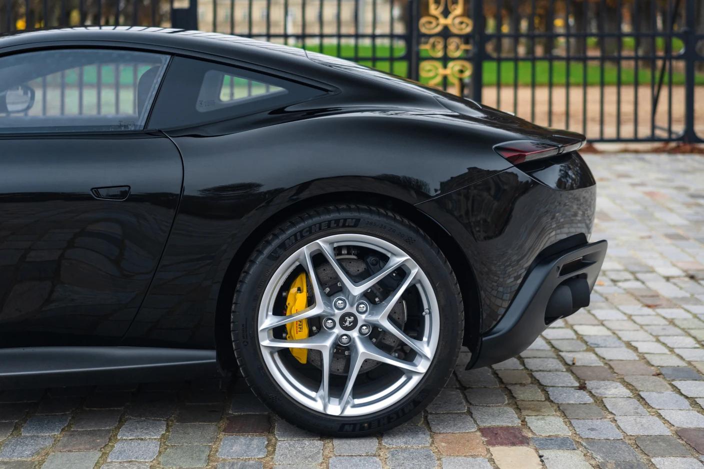 Location Ferrari Roma, moteur V8 biturbo pour une conduite grisante