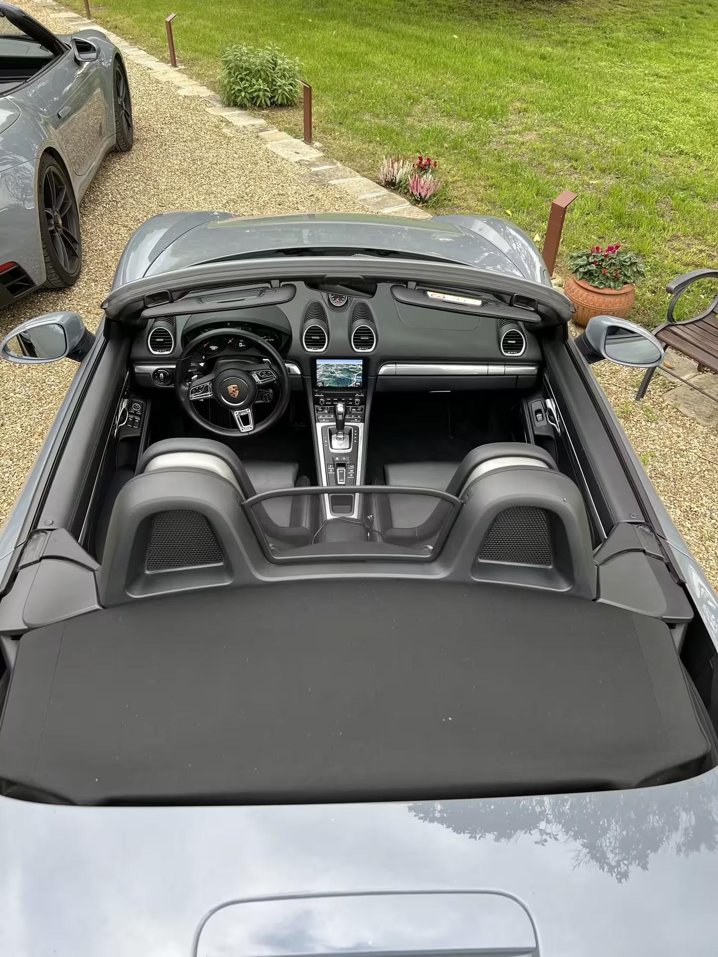Intérieur vue de haut Porsche 718 cabriolet gts