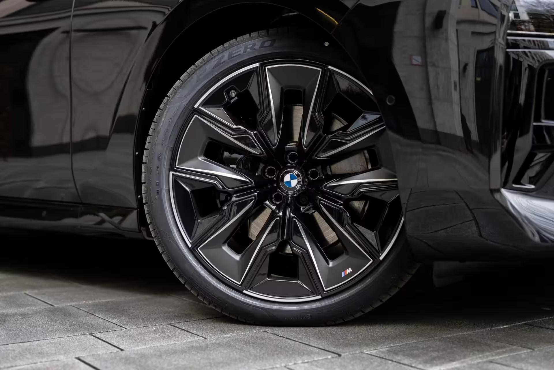 BMW 750 Le xDrive – Suspension Pneumatique Adaptative : Confort Absolu