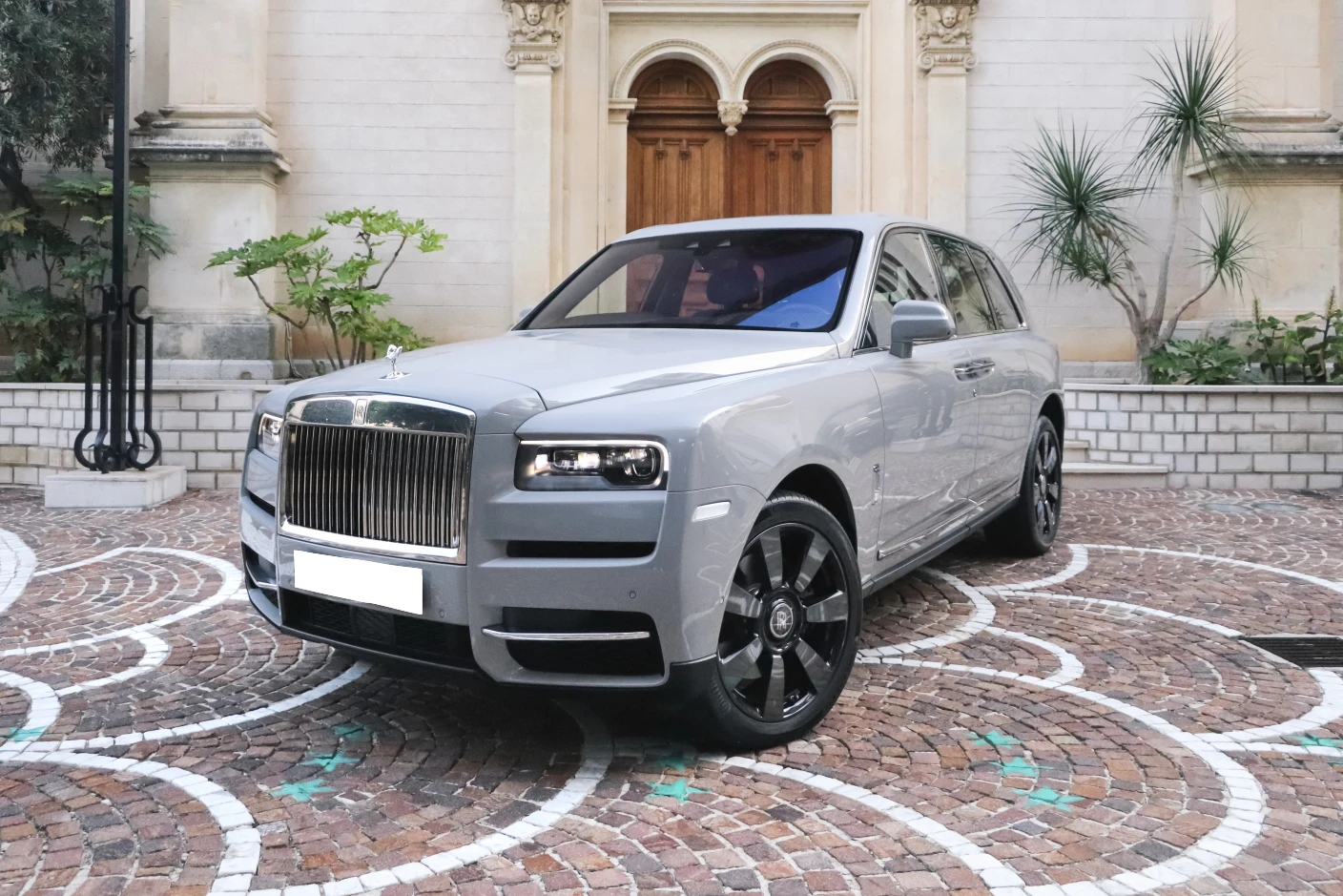 Location Rolls-Royce Cullinan à Genève – Le SUV de luxe par excellence
