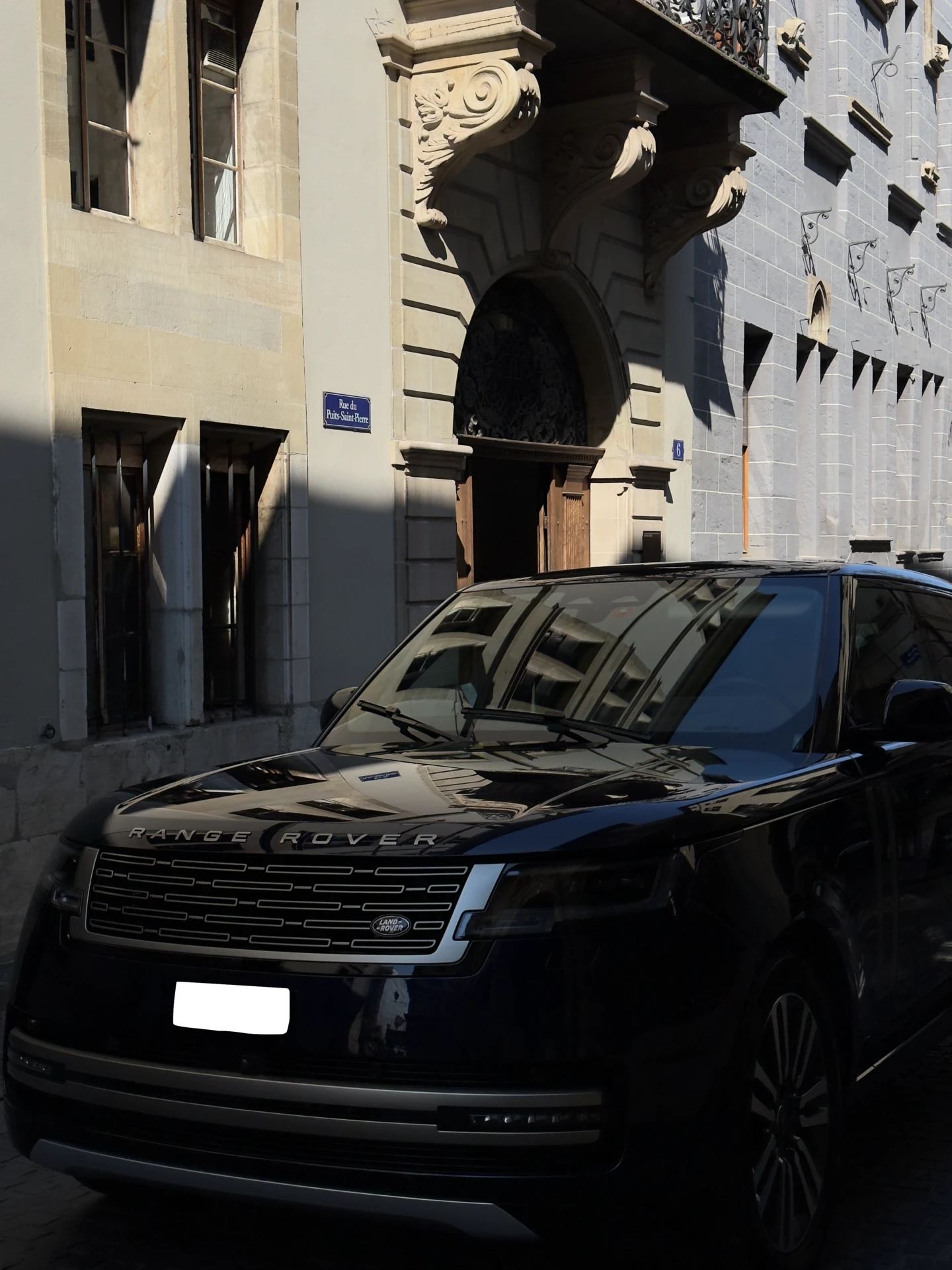 Range Rover D350 SE – La calandre en finition Dark Atlas