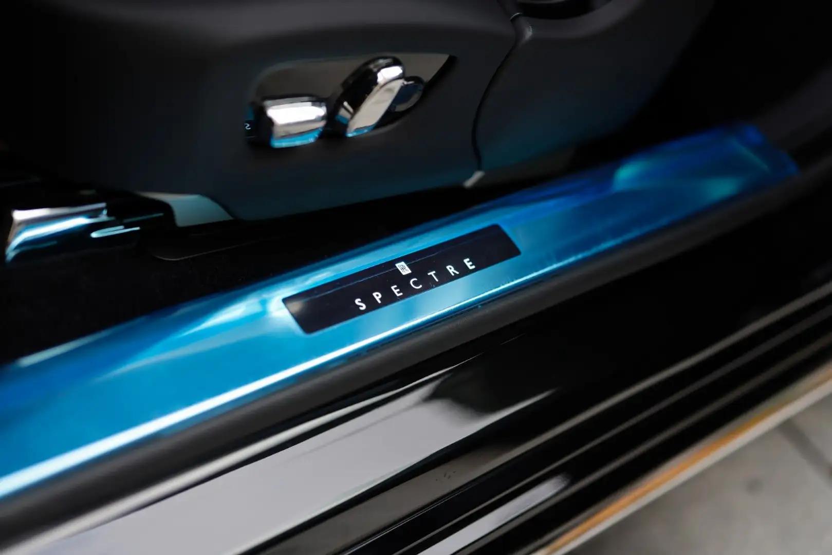 Rolls-Royce Spectre noire disponible à la location – L'avenir du luxe silencieux