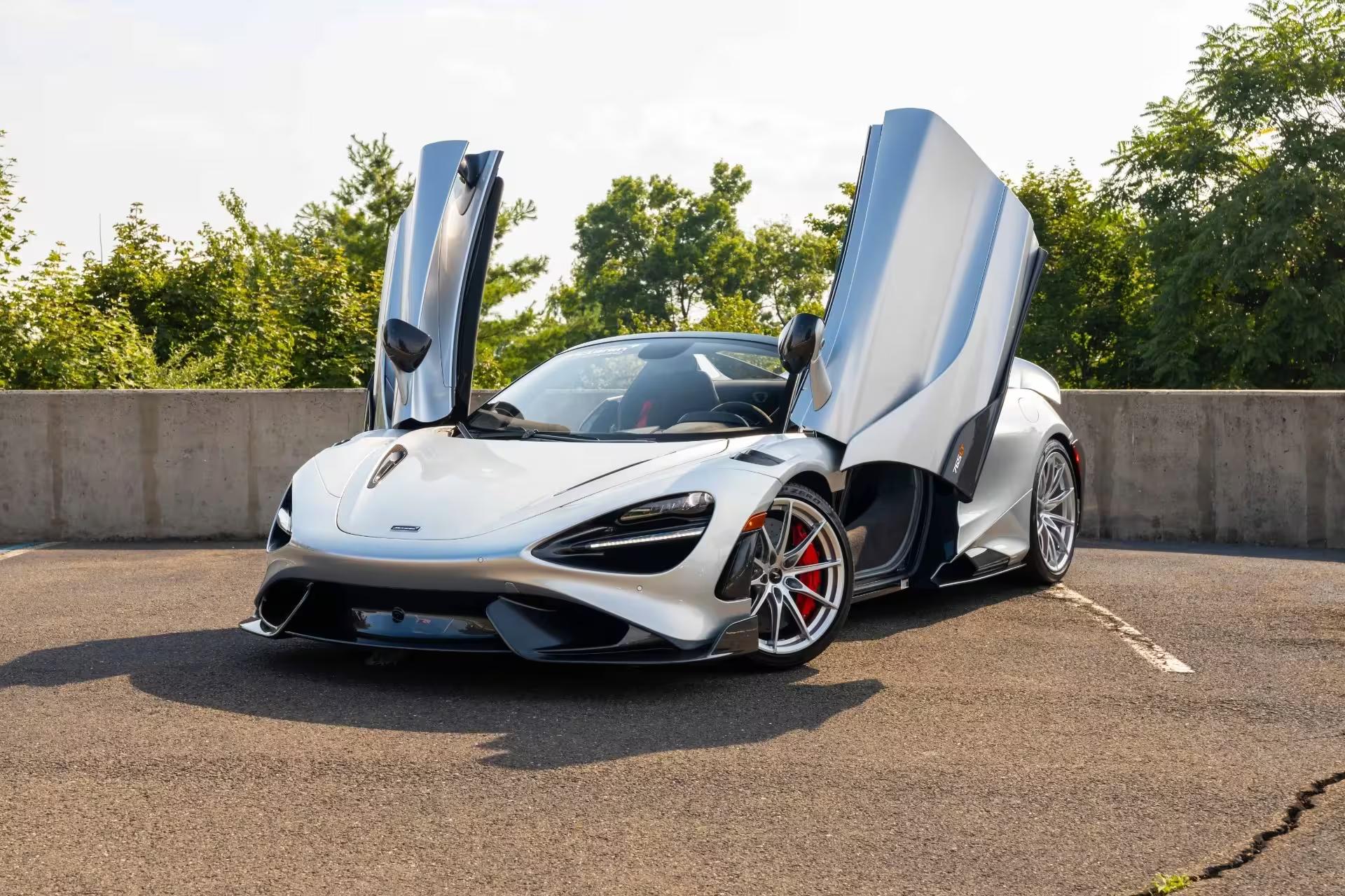 McLaren 765 LT, porte en élytre ouverte