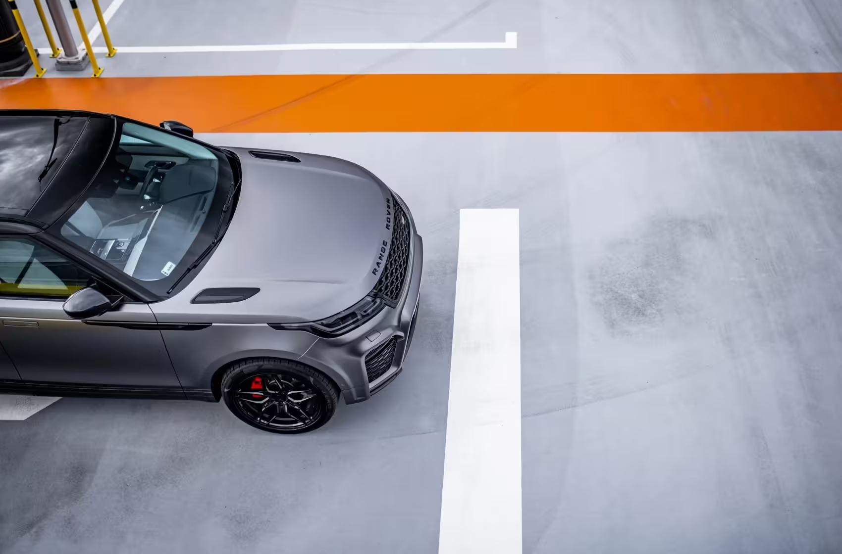 Profitez du luxe et du confort du Range Rover Velar en location en Suisse.
