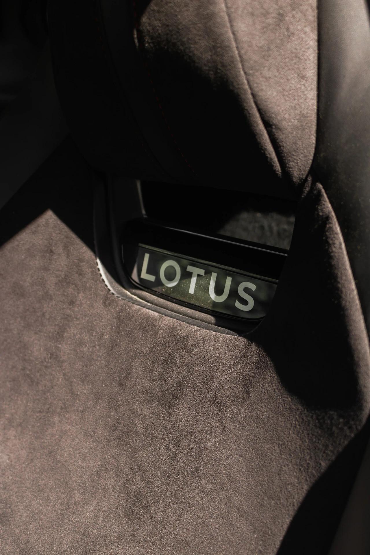 Lotus Emira, une voiture performante disponible à la location en Suisse pour des trajets grisants