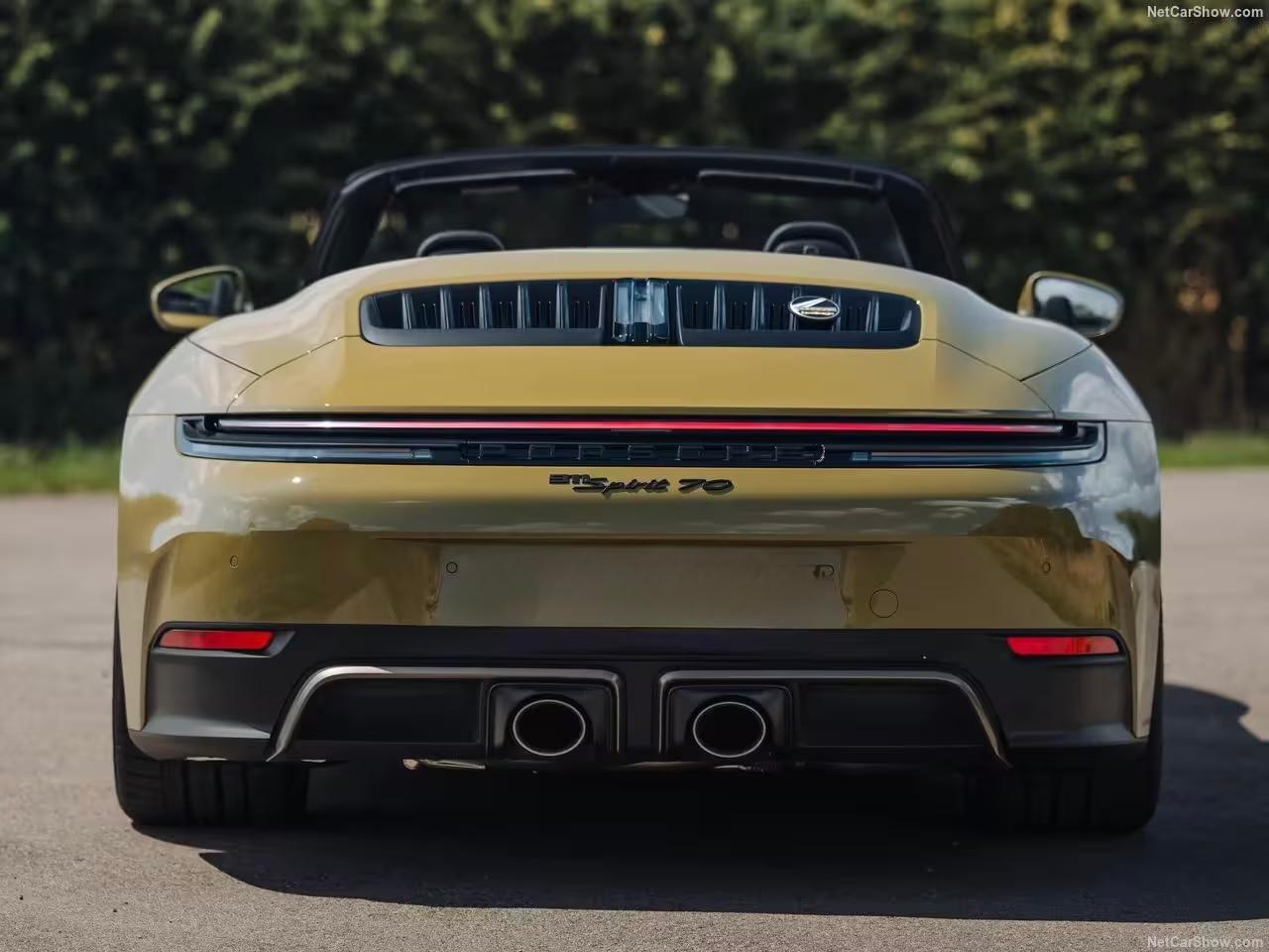 Porsche 911 Spirit 70 vue arrière, bandeau lumineux et doubles sorties d’échappement