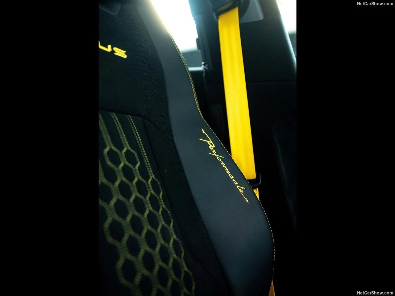 Obtenez un tarif compétitif pour la location d’un Lamborghini Urus Performante.