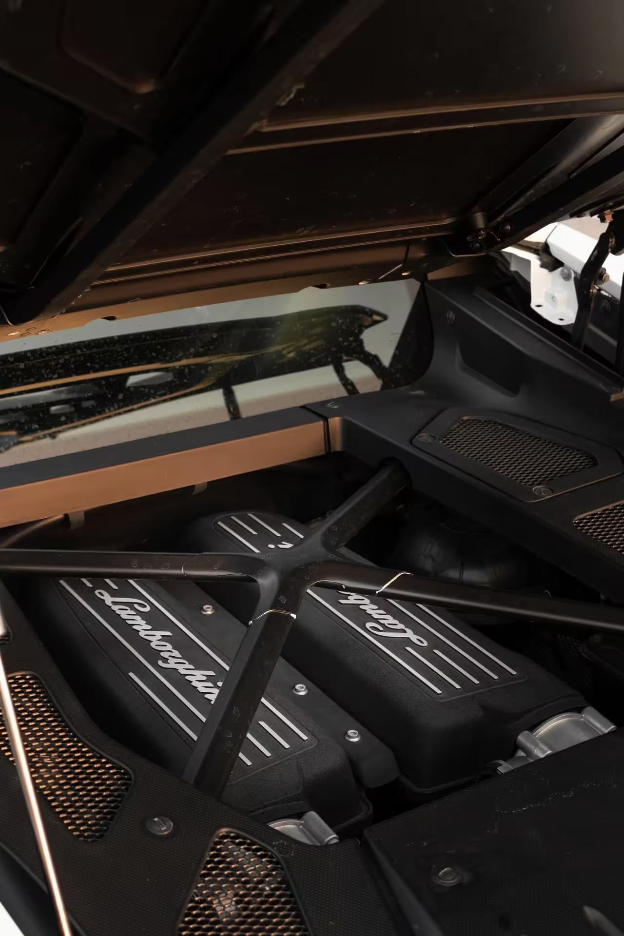 Lamborghini Huracan – Capot moteur transparent avec ouïes d’extraction d’air (verre profilé)