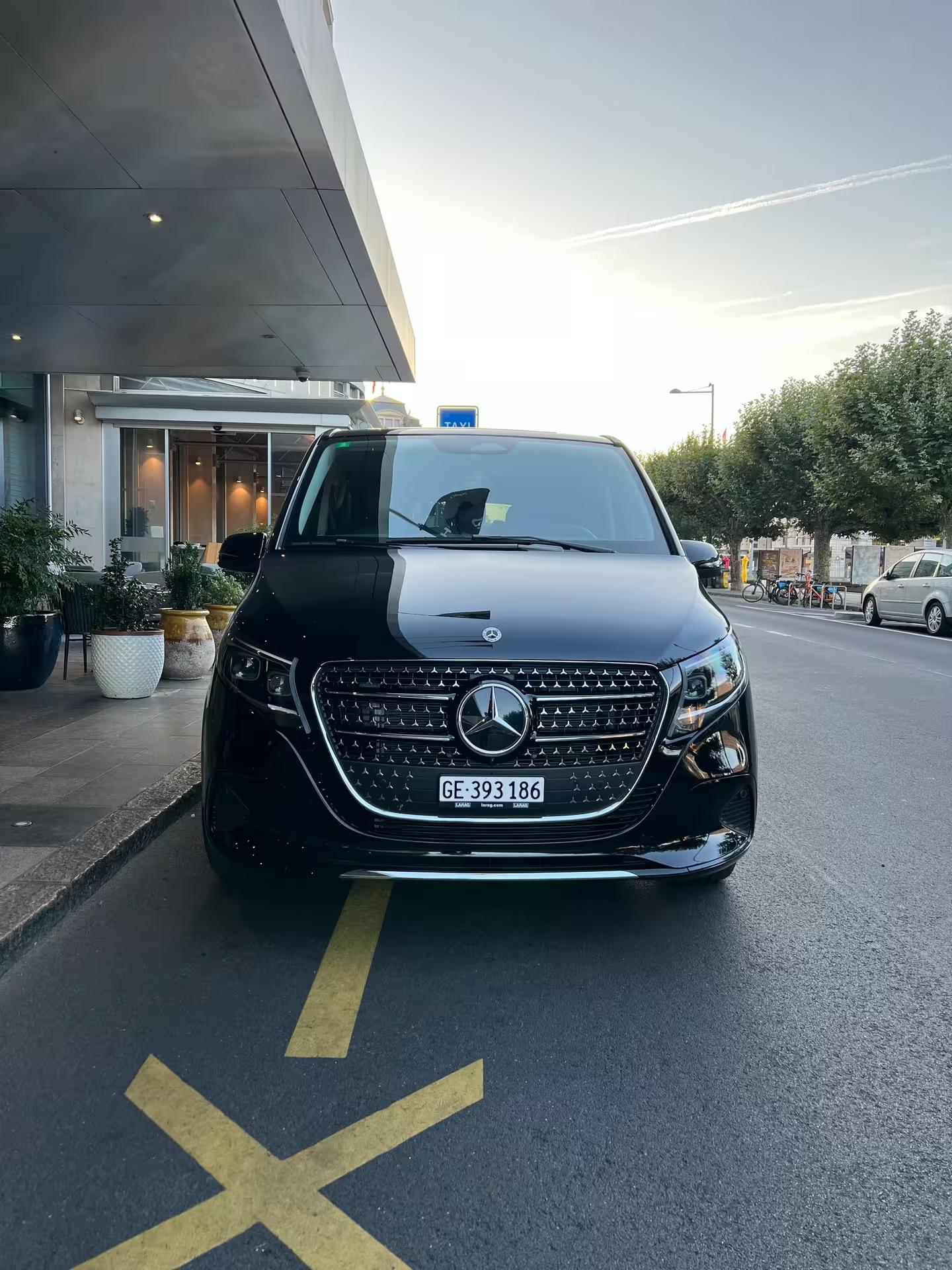 Navette VIP en Mercedes Classe V à Genève, idéale pour transferts et événements privés