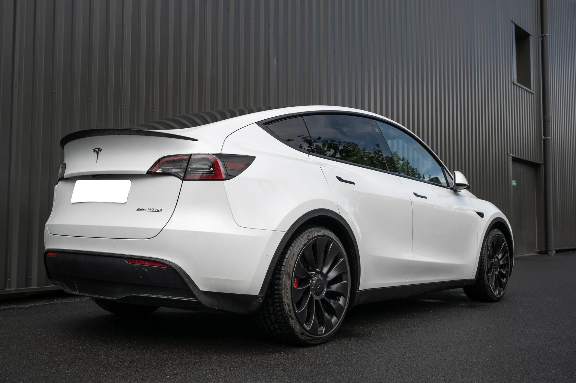 Profitez du confort et de la technologie avancée de la Tesla Model Y en location en Suisse.