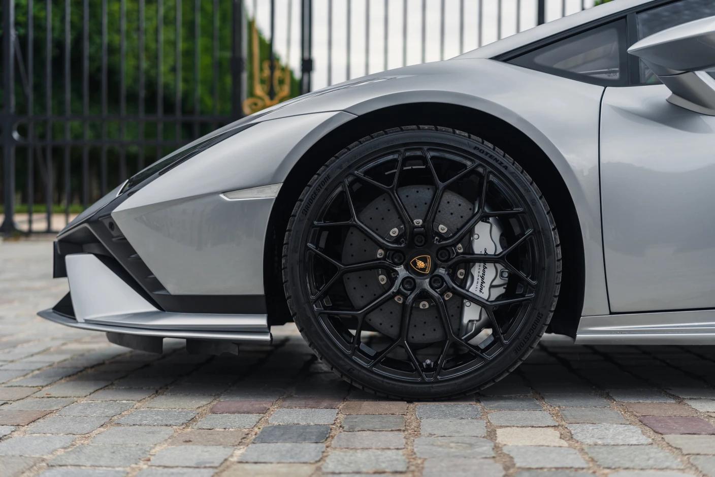 Louez le coupé Lamborghini Huracán Tecnica à Genève pour allier luxe et puissance.