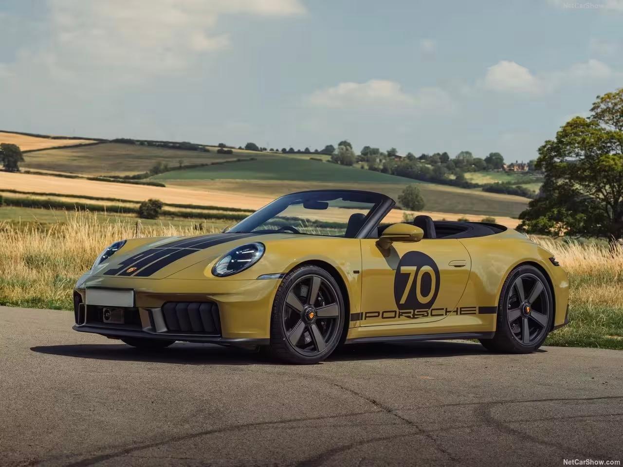 Porsche 911 Spirit 70 décapotée avec bandes Heritage et numéro 70 sur les portes