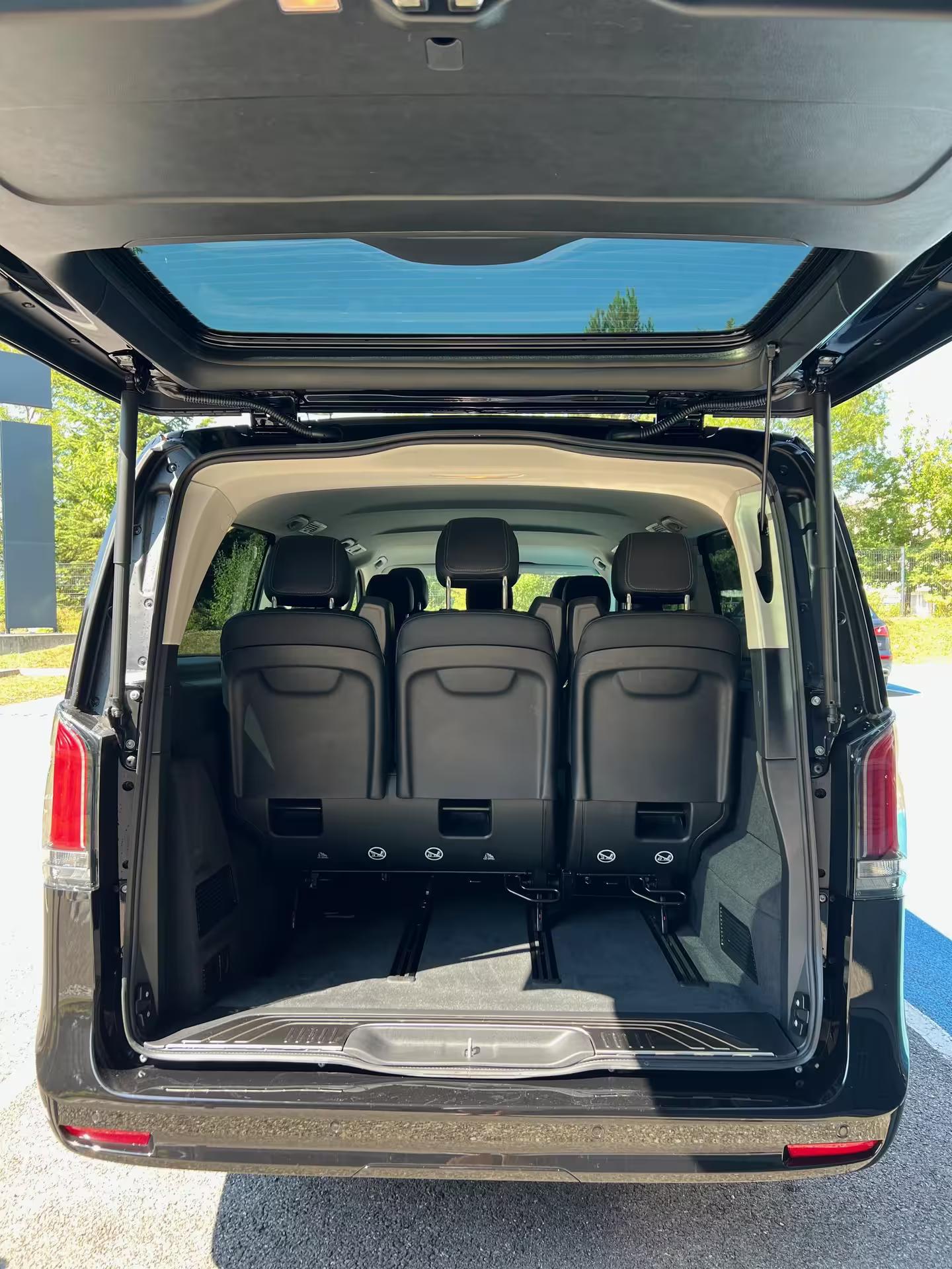 Louez un Mercedes Classe V noir, l'alliance parfaite du luxe et de l'espace