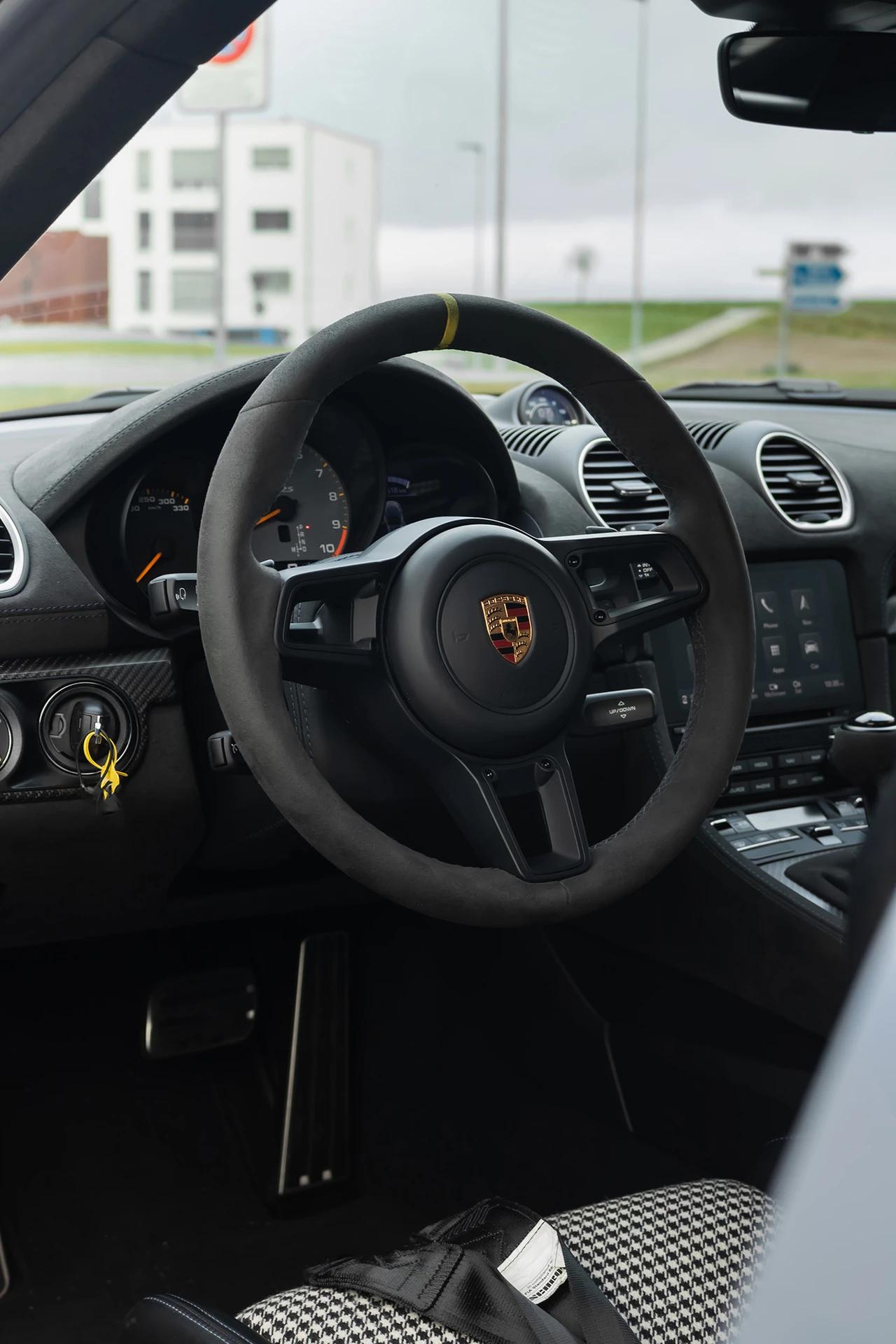 Un design aérodynamique et une puissance redoutable : louez la Porsche GT4 RS en Suisse.