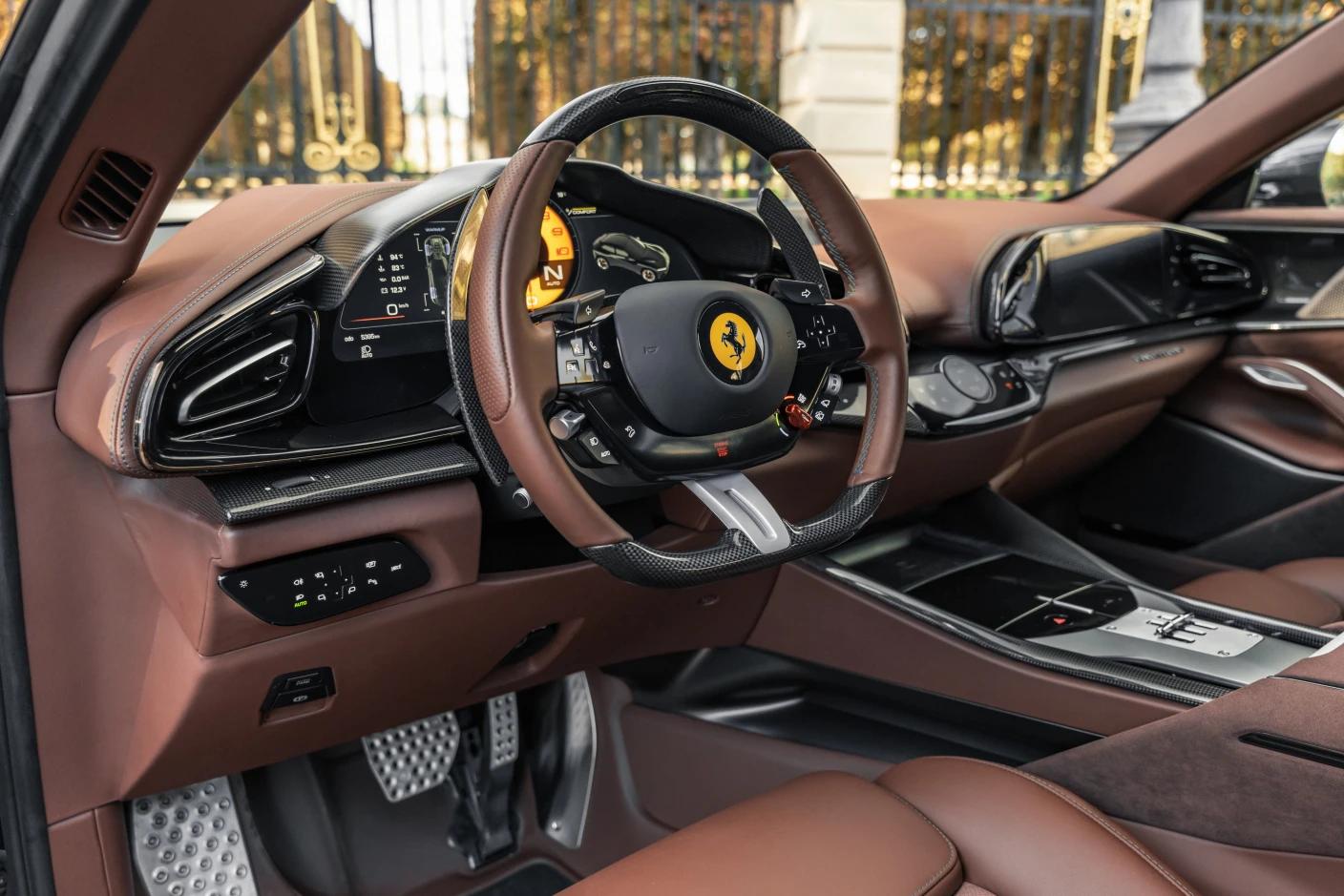 Réservez un Ferrari Purosangue en location pour un week-end exclusif à Genève