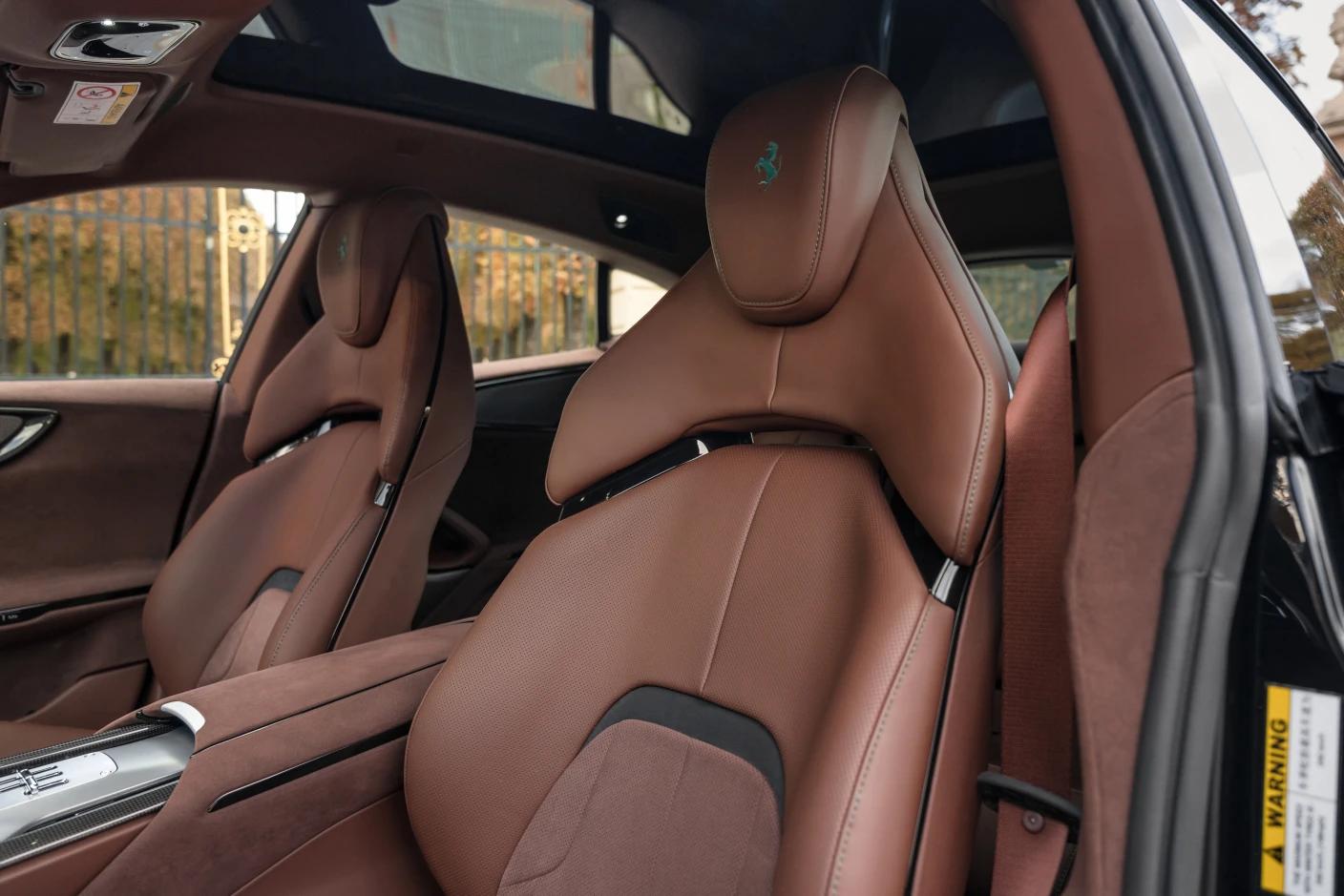 Road trip grisant en Ferrari Purosangue dans les Alpes suisses