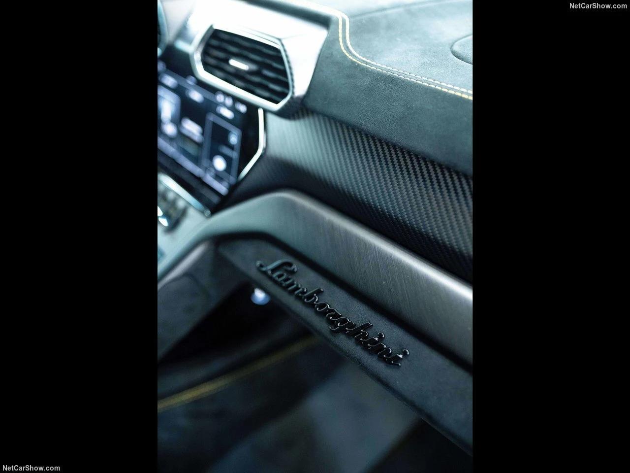 Profitez du moteur V8 biturbo du Lamborghini Urus Performante en location.