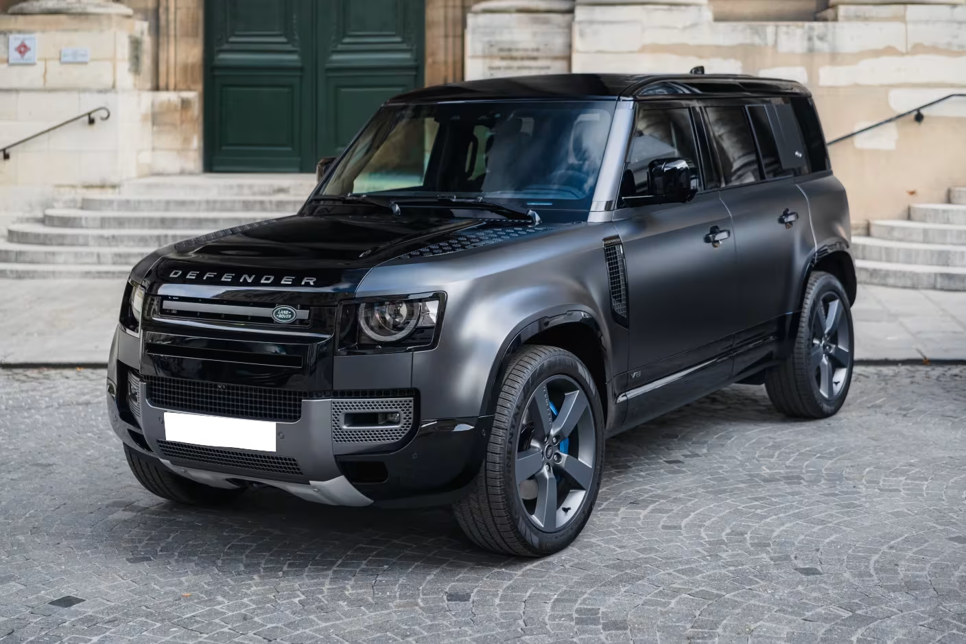 Louez un Defender 4x4 haut de gamme à Genève, pour des trajets alliant style raffiné et performance exceptionnelle.