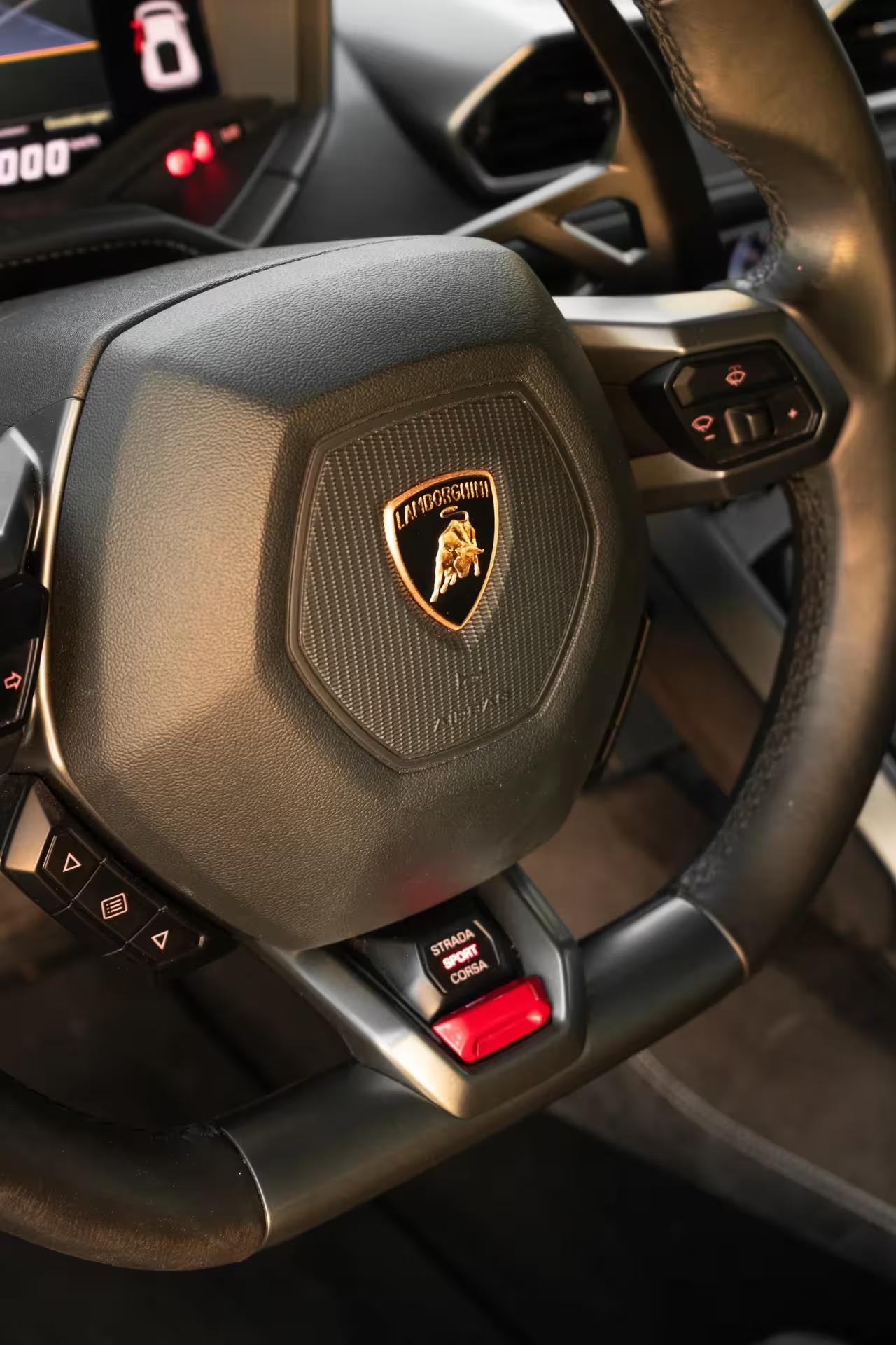 Lamborghini Huracan – Le volant multifonctions inspiré de la course