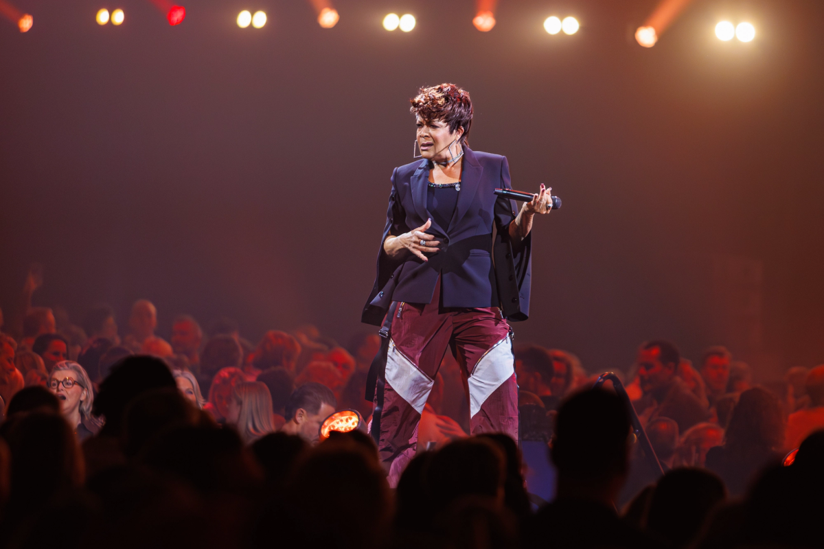 Ruth Jacott tijdens het optreden op RTM Stage bij The Pianoman Live 2025.