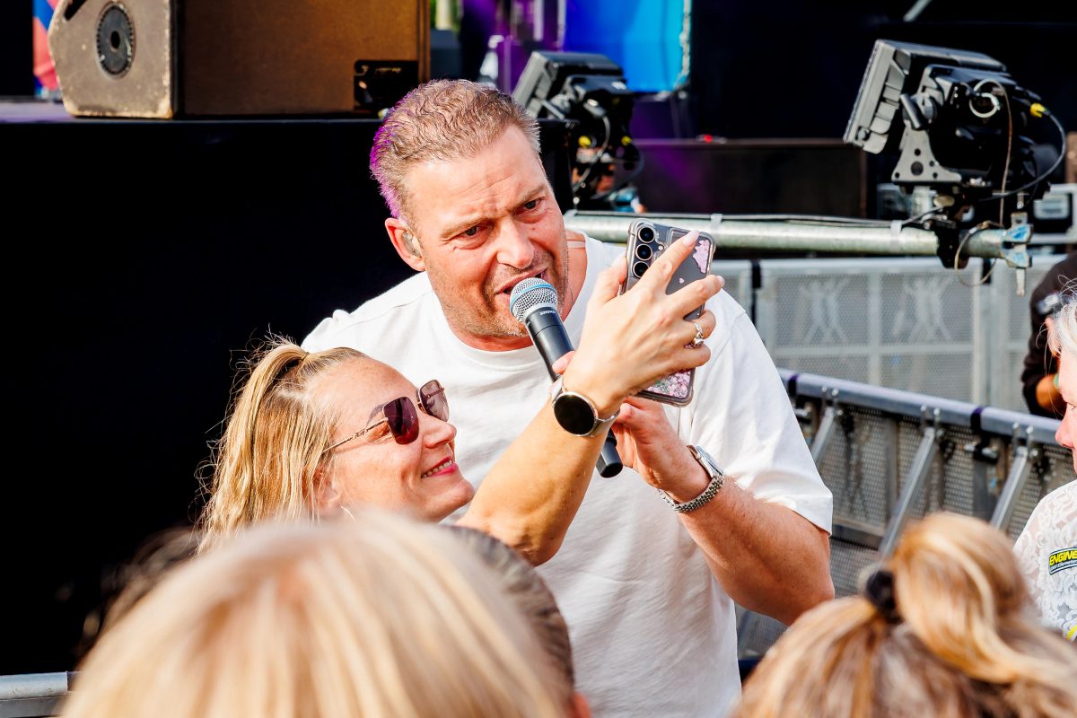 Lange Frans (Lange Frans & Baas B) tijdens het optreden op Mainstage bij Lansingerland Live 2026.
