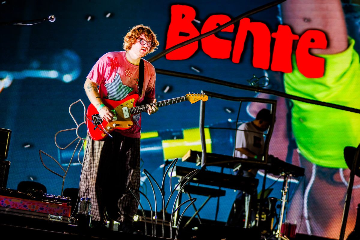 Florian Verhagen tijdens het optreden van Bente op Mainstage bij Appelpop 2026.