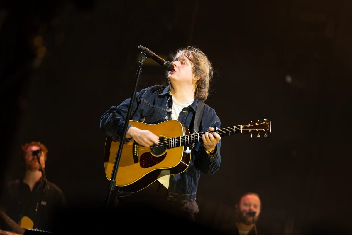 Lewis Capaldi tijdens het optreden op MAYHEM bij Hullabaloo 2026.