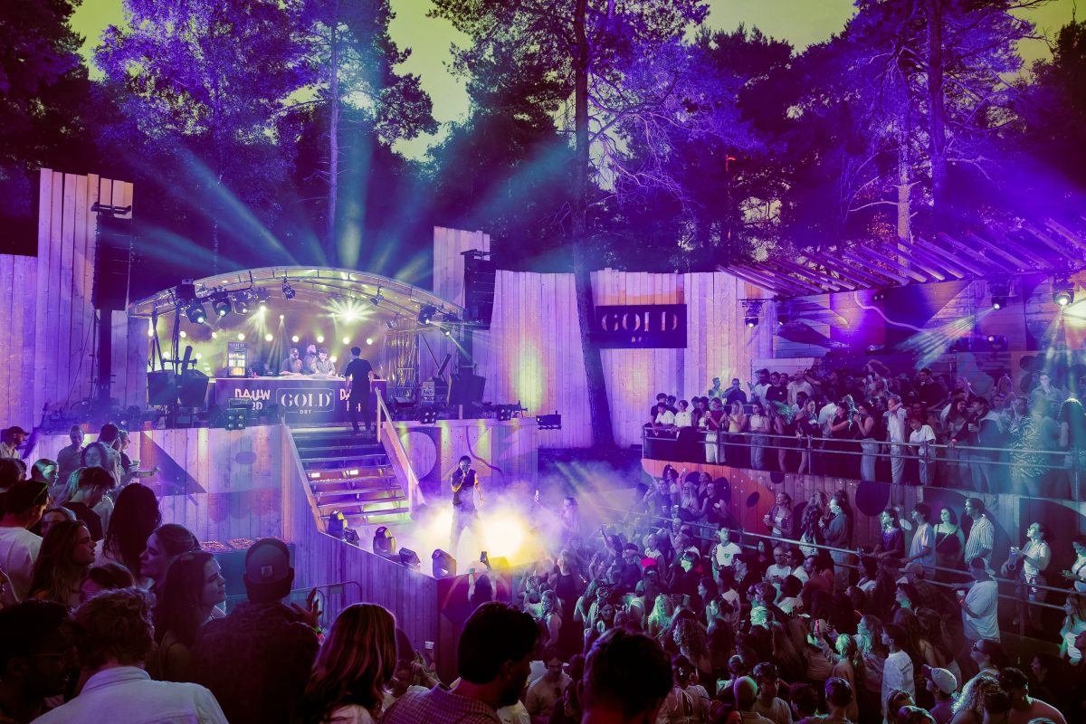 Bokoesam tijdens het optreden op PARTY PIT bij Dauwpop 2026.