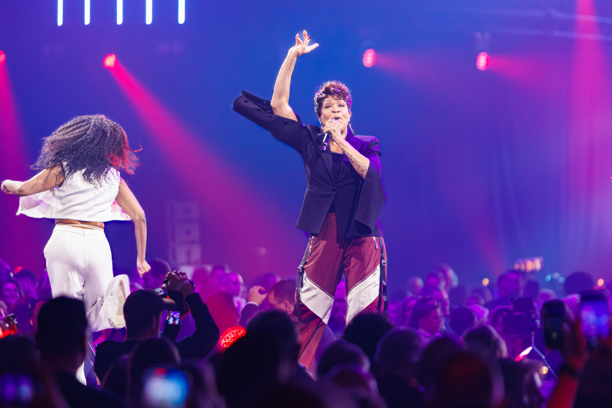 Ruth Jacott tijdens het optreden op RTM Stage bij The Pianoman Live 2025.