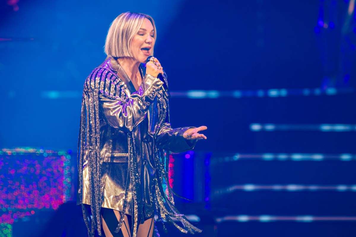 Kate Ryan tijdens het optreden op RTM Stage bij The Pianoman Live 2025.