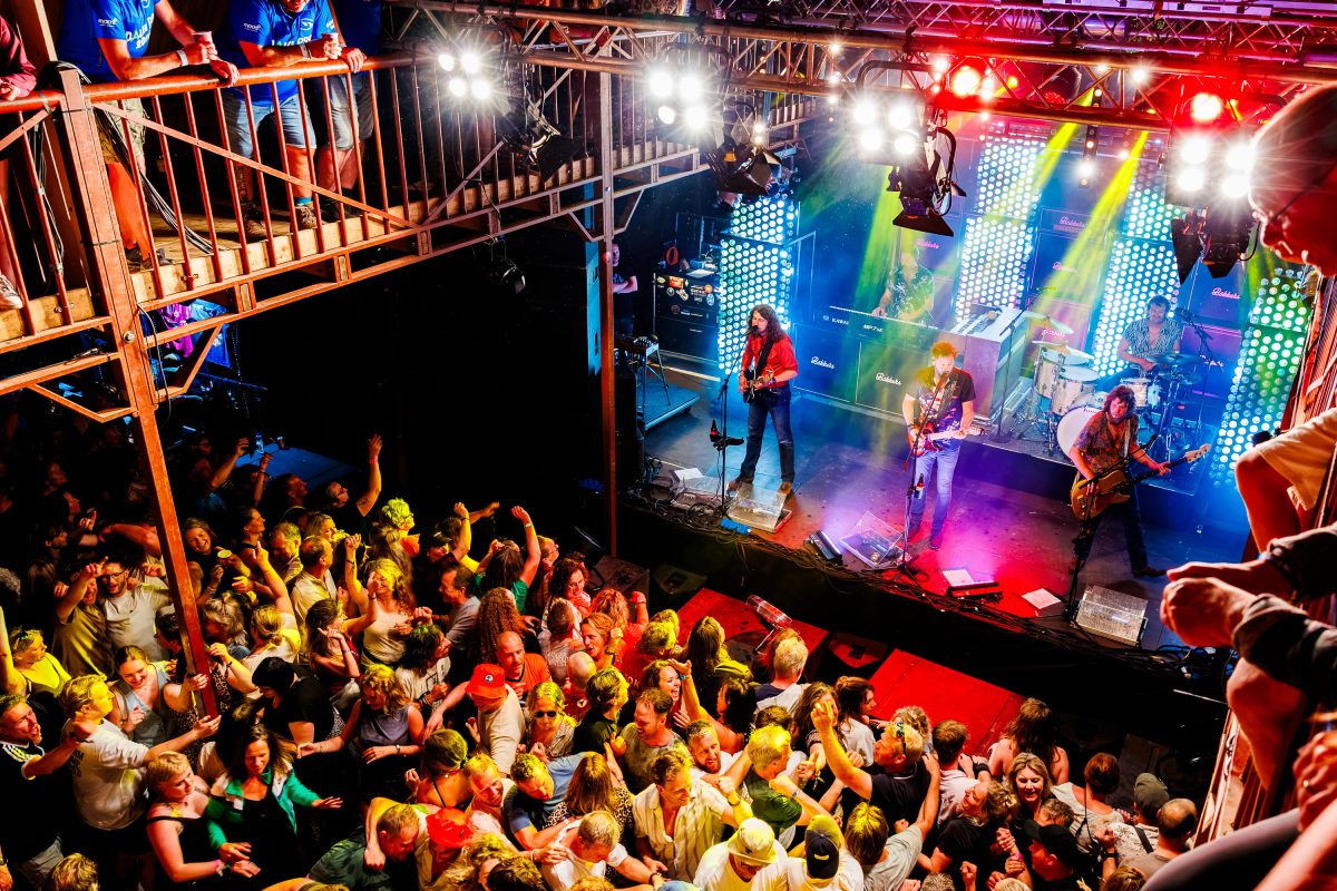 Bökkers tijdens het optreden op THE BARN bij Dauwpop 2026.