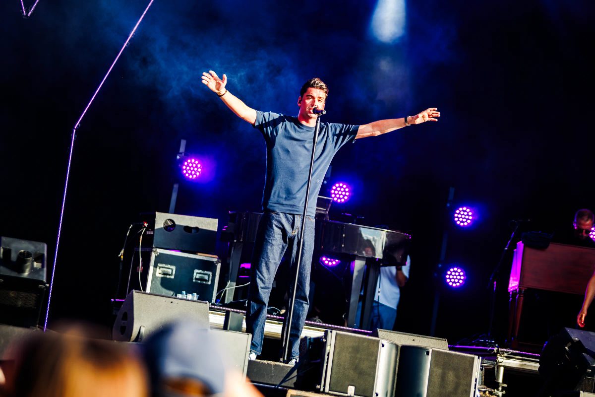Yves Berendse tijdens het optreden op MAINSTAGE bij Live at the Lake 2026.