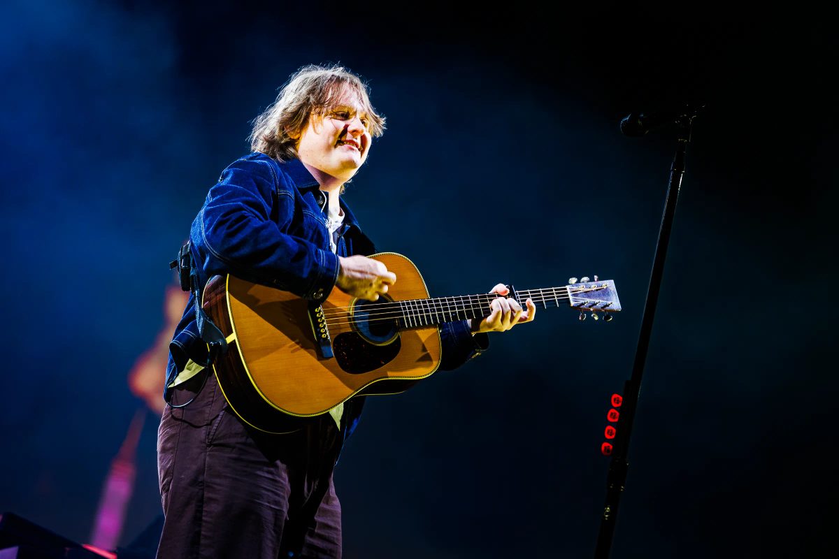 Lewis Capaldi tijdens het optreden op MAYHEM bij Hullabaloo 2026.