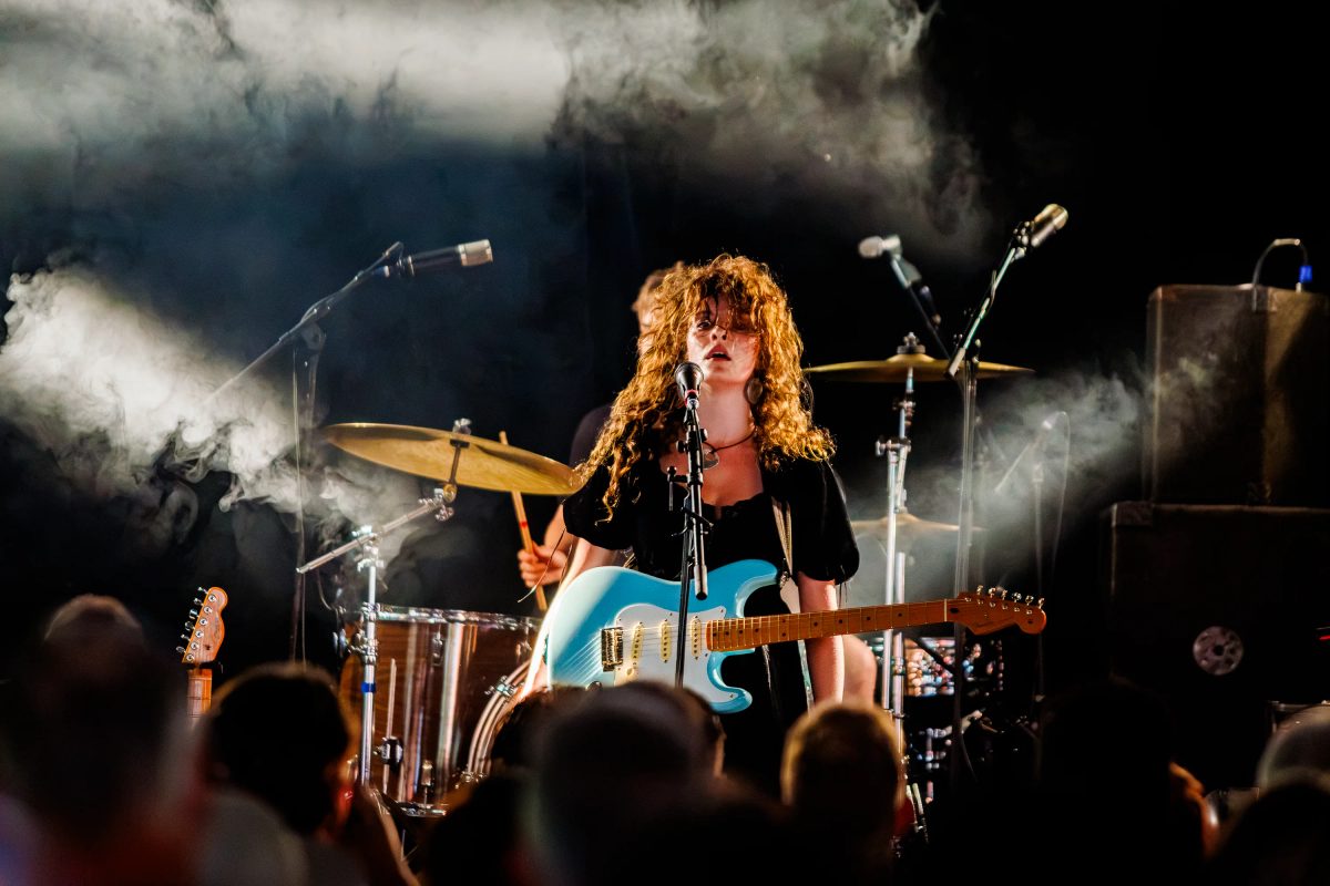 Heidi Curtis tijdens het optreden op THE BARN bij Dauwpop 2026.