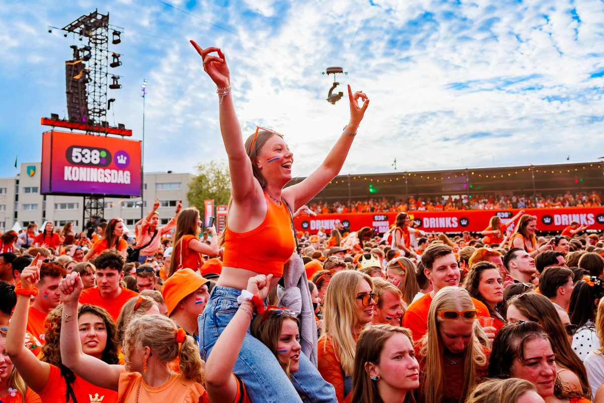 Festivalpubliek tijdens 538 Koningsdag 2026.